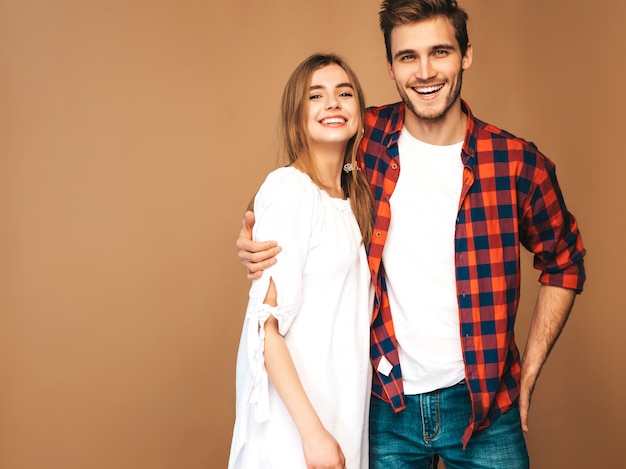 Portrait de sourire belle fille et son beau petit ami en riant.