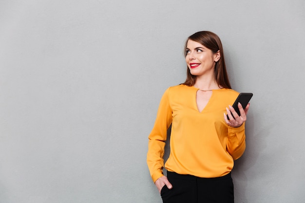 Portrait, Sourire, femme, tenue, mobile, téléphone