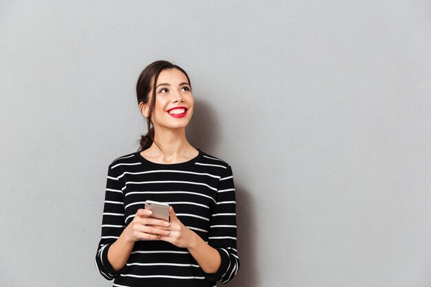 Portrait, Sourire, femme, tenue, mobile, téléphone