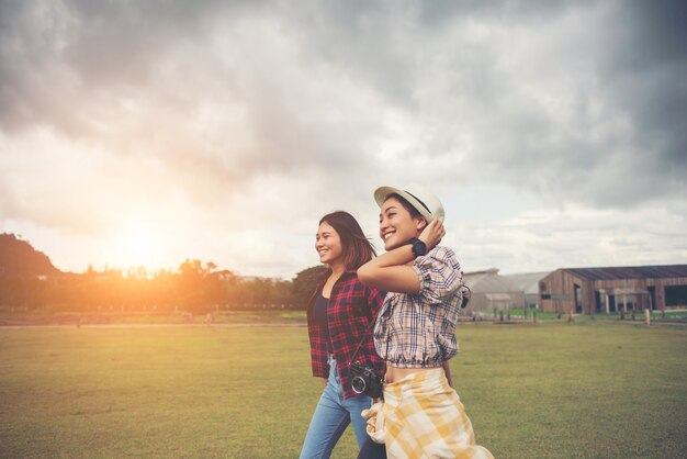 Portrait de sourire des filles marchant dans le parc. Concept d&#39;amitié