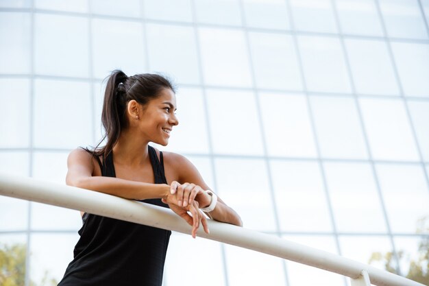 Portrait, de, a, sourire, fitness, femme, s'appuyer, a, rail