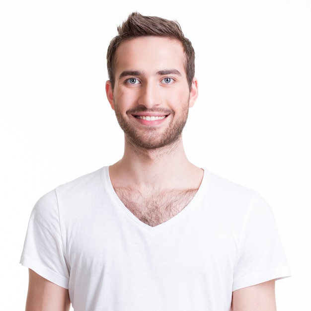 Photo gratuite portrait de sourire heureux jeune homme - isolé sur blanc