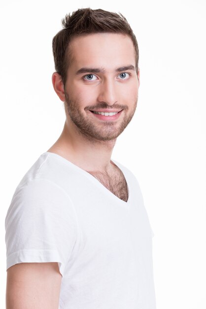 Portrait de sourire heureux jeune homme - isolé sur blanc