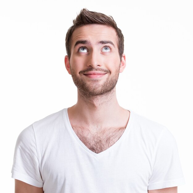 Portrait de sourire heureux jeune homme en levant - isolé sur blanc