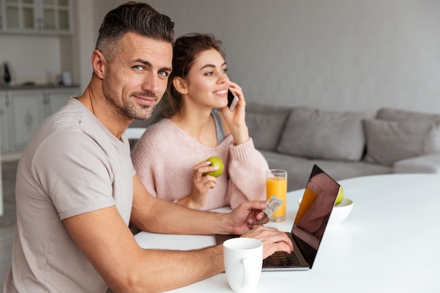 Portrait, Sourire, jeune, couple, achats, ligne