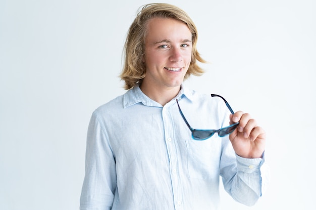 Portrait, sourire, jeune, étudiant, tenue, lunettes