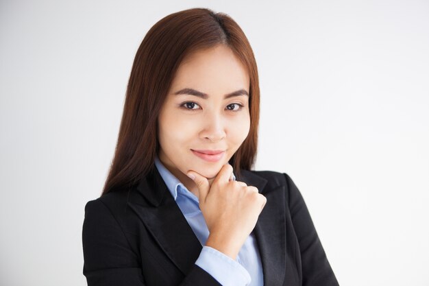 Portrait de sourire jeune femme d&#39;affaires asiatique