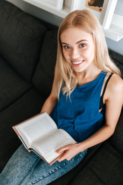 Portrait, de, sourire, jeune femme, livre lecture