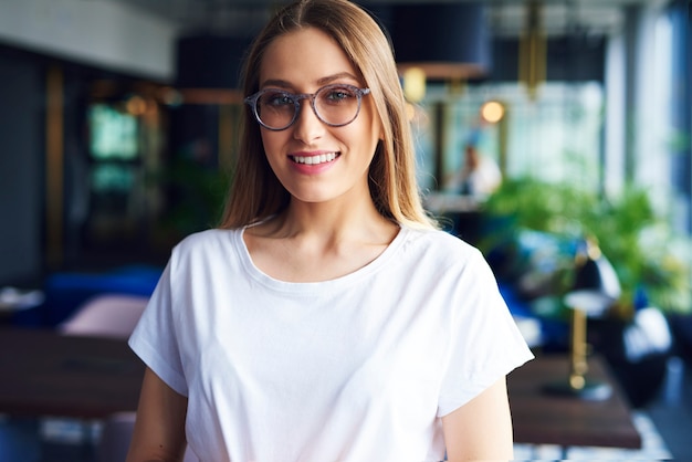 portrait, de, sourire, jeune femme, à, lunettes