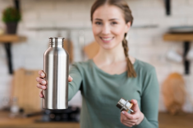 Portrait, de, sourire, jeune femme, tenue, thermos