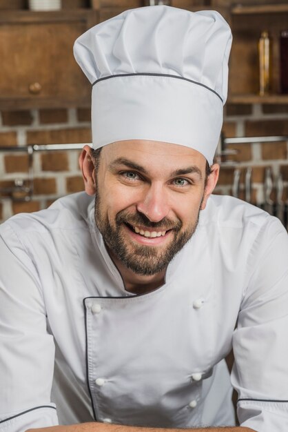 Portrait, de, sourire, mâle, cuisinier, porter, chapeau chef