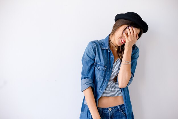 Portrait, de, sourire, projection, dents, jeune femme, à, chapeau