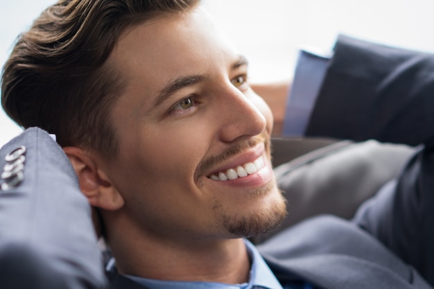 Photo gratuite portrait de sourire succès jeune homme d'affaires