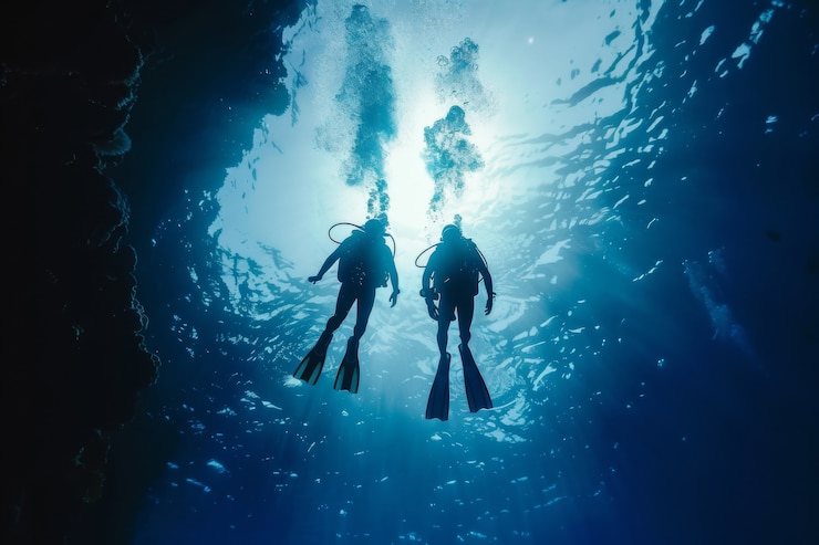 Photo gratuit portrait sous-marin d'un plongeur qui explore le monde marin
