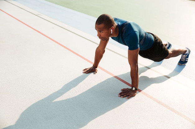 Portrait d'un sportif afro-américain musclé en forme de planche