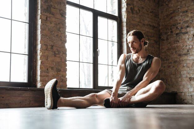 Portrait d'un sportif en bonne santé, faire des exercices d'étirement