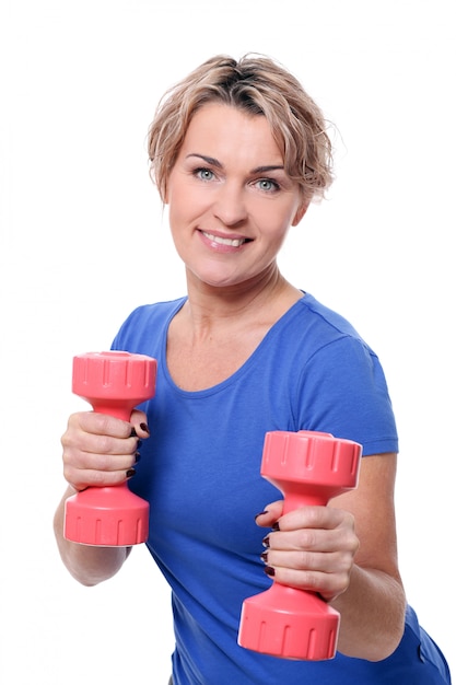 Photo gratuite portrait de sportive âgée heureuse avec des haltères