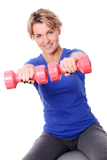 Photo gratuite portrait de sportive âgée heureuse