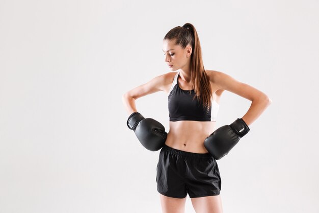 Portrait d'une sportive yuong en bonne santé dans des gants de boxe