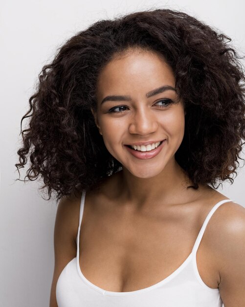 Portrait en studio d'une belle femme brune