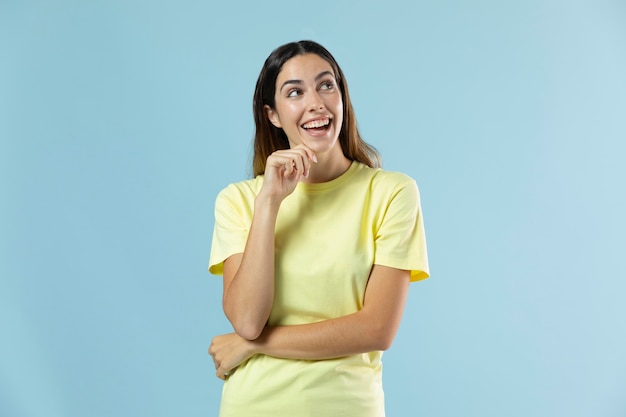 Portrait en studio de belle jeune femme