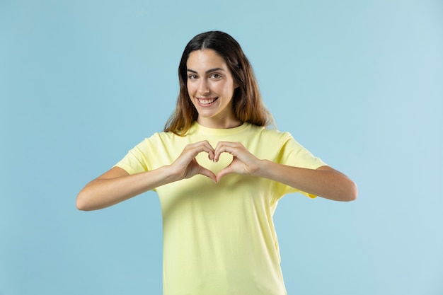 Photo gratuite portrait en studio de belle jeune femme