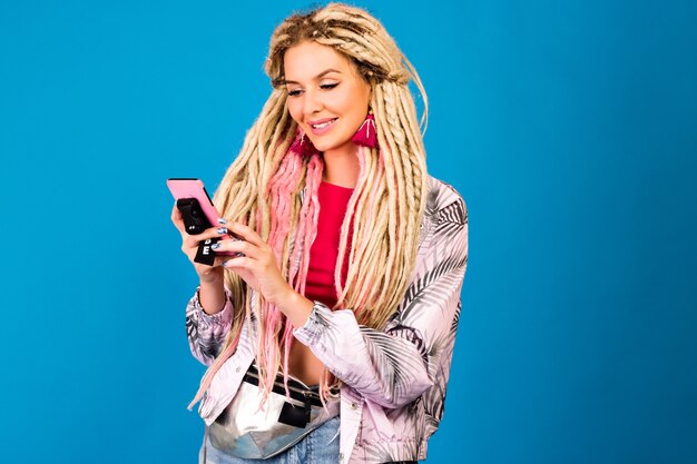 Portrait de studio drôle de femme hipster avec des dreads