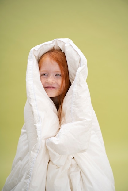 Photo gratuite portrait de studio enfant isolé