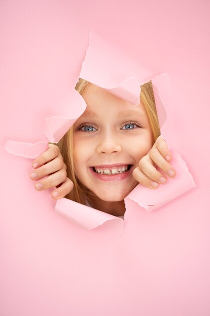 Portrait de studio enfant isolé