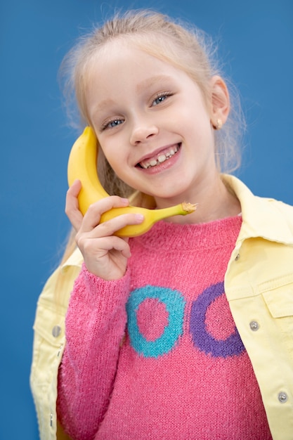 Portrait de studio enfant isolé