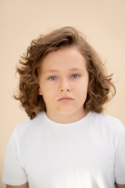 Portrait de studio enfant isolé