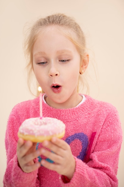 Portrait de studio enfant isolé