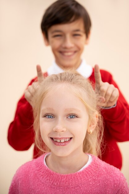 Portrait de studio d'enfants isolé