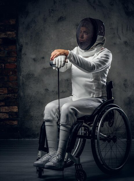 Portrait en studio d'une escrimeuse paralympique en fauteuil roulant.