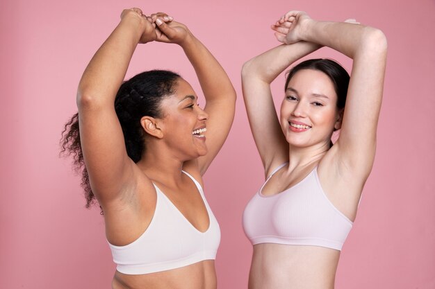 Portrait de studio de femmes souriantes à coup moyen