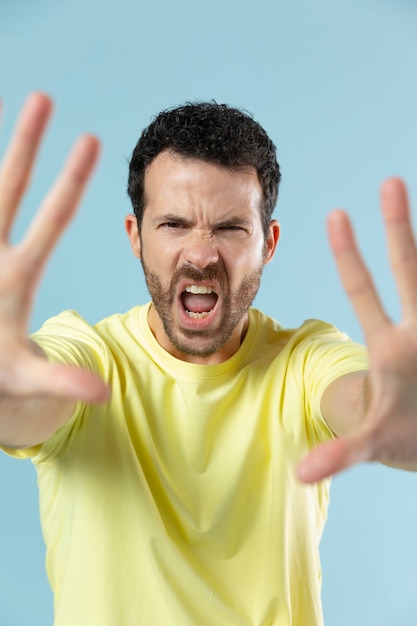 Photo gratuite portrait en studio d'un homme en t-shirt jaune