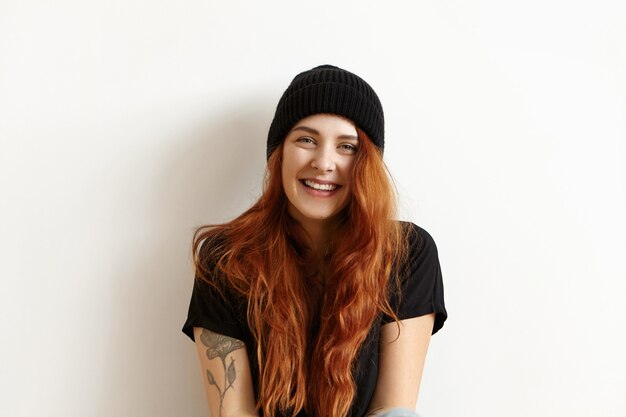 Portrait en studio isolé du modèle féminin à la mode avec de magnifiques longs cheveux roux