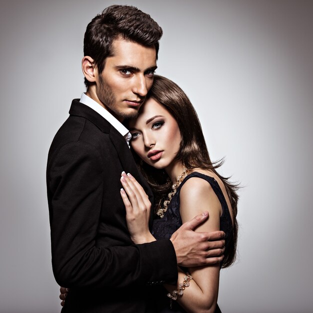 Portrait en studio de jeune beau couple amoureux