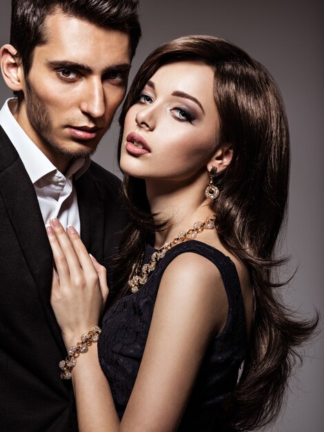 Portrait en studio de jeune beau couple de flirt amoureux