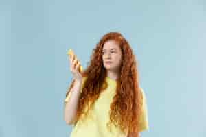 Photo gratuite portrait en studio de jeune femme aux cheveux rouges