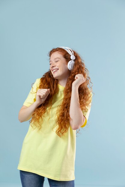 Portrait en studio de jeune femme aux cheveux roux