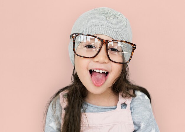 Portrait en studio d'une jeune fille portant des lunettes