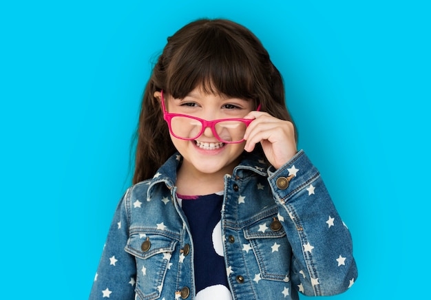 Photo gratuite portrait en studio d'une jeune fille portant des lunettes
