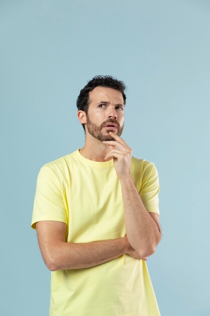 Portrait en studio de jeune homme brune