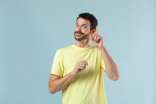 Portrait en studio de jeune homme brune