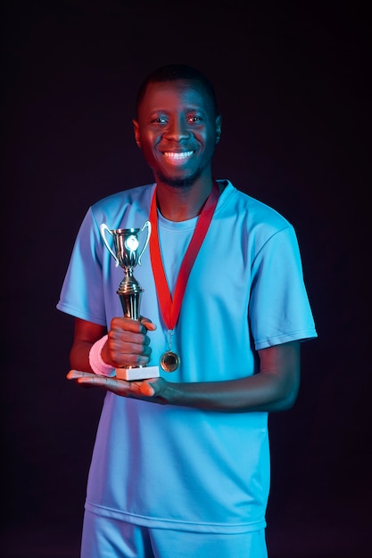 Photo gratuite portrait en studio d'un joueur de handball tenant un prix