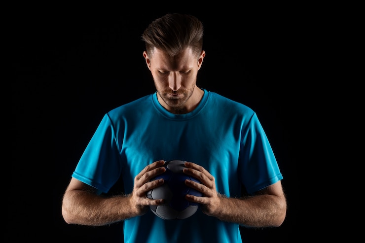 Photo gratuit portrait en studio d'un joueur de handball