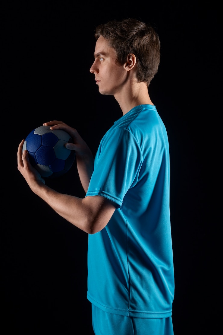 Photo gratuit portrait en studio d'un joueur de handball