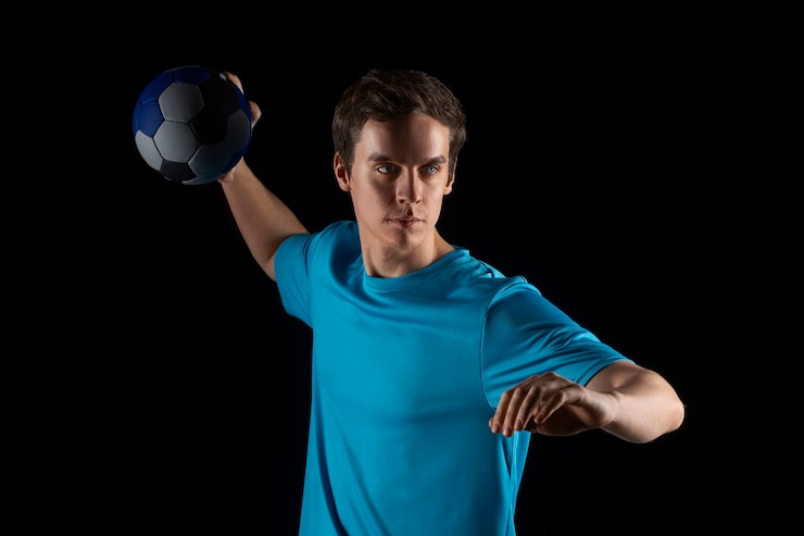 Photo gratuit portrait en studio d'un joueur de handball