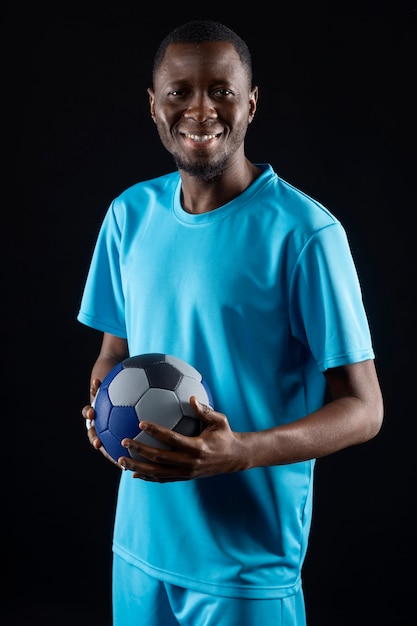 Portrait en studio d'un joueur de handball